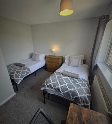 Affordable 3 Bedroom House,Sleeps 5,Free parking,close to City, Home from Home