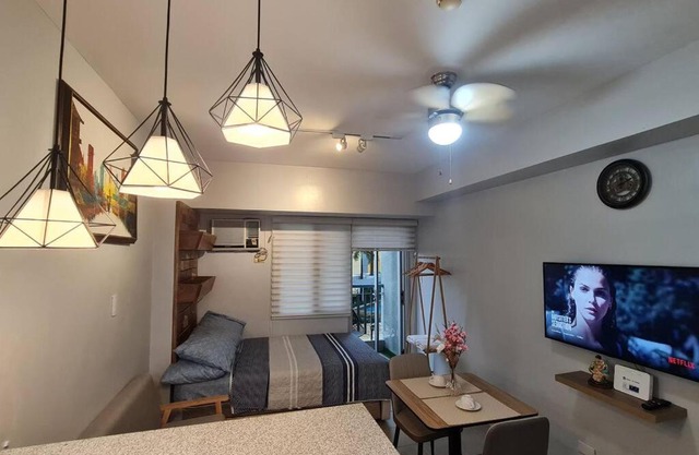 Affordable Condo in Makati w/Wi-Fi, Netflix, Pool