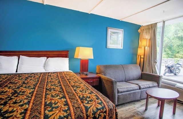 Affordable King Bed Room Close to Triad Park – Walkable Location