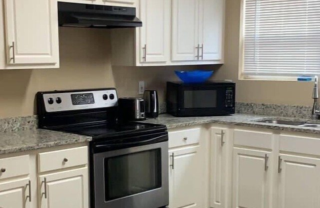 Affordable Luxury Apartment (11 min drive from Airport)