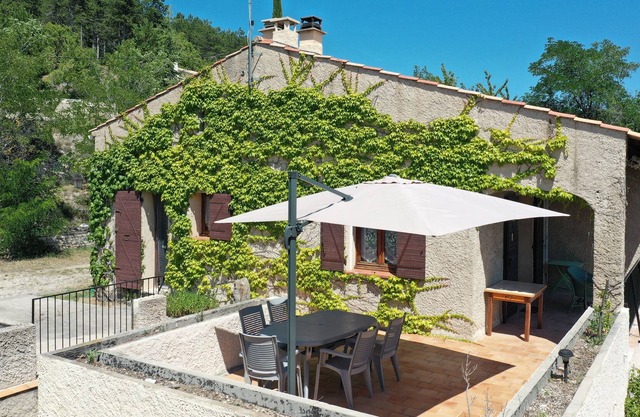 Agréable Maison sur un Grand Terrain Arboré Privatif, au Cœur de la Provence