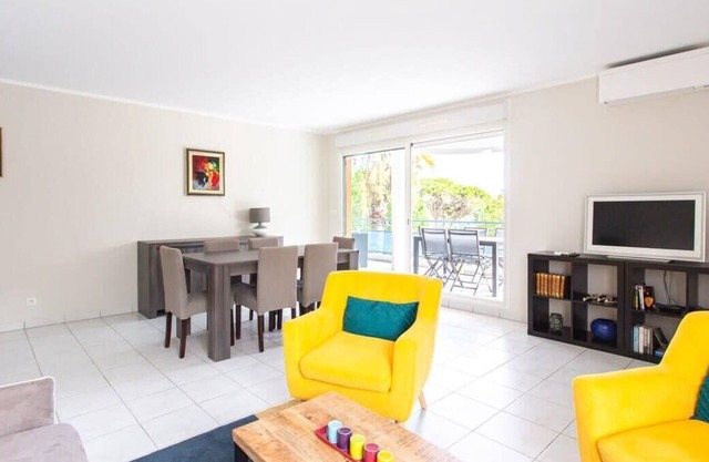 Air-conditioned apartment with furnished terrace, tennis court & a garage