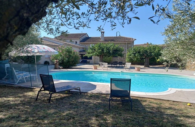 Air-conditioned farmhouse located between Provence and Ardèche, swimming pool, table tennis, pets allowed (1).