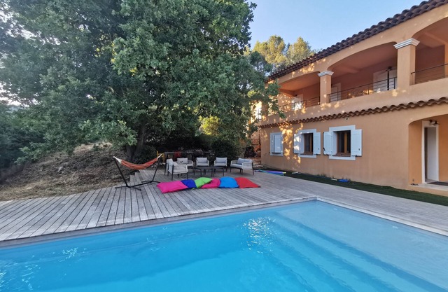 Air-conditioned Provencal villa for peaceful vacations with family or friends
