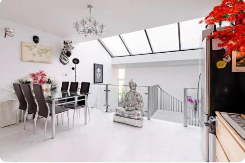 Air-conditioned lockable ensuite room in modern space with shared kitchen Fast WIFI