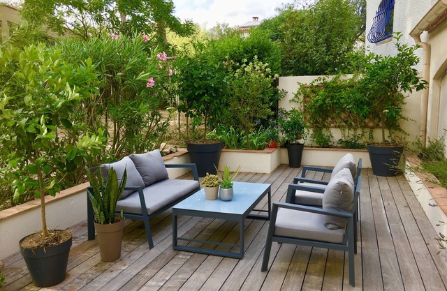 Air-conditioned villa with swimming pool in a quiet location
