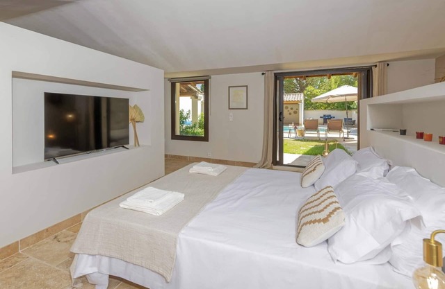 Air-conditioned villa in Maillane, Alpilles, heated swimming pool, table tennis, pétanque, billiards,.