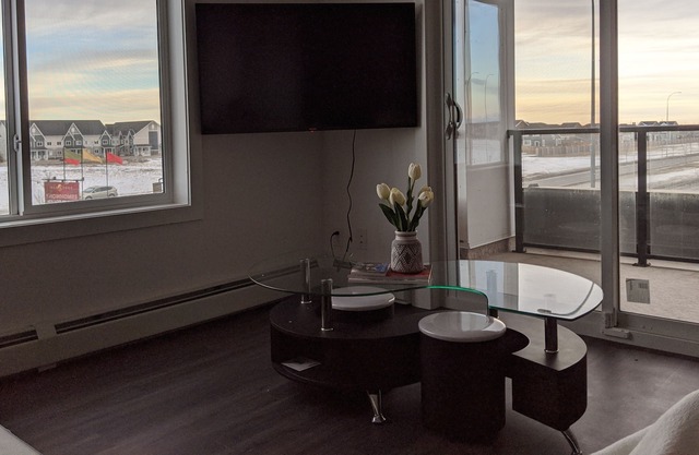 Airport Retreat YYC✈️ 2BR+2Bath+Heated Parking+AC ❤️ Cleaned with disinfectant