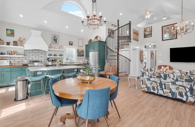 Airy Isle of Hope Coastal Cottage Near Marsh by Lucky Savannah