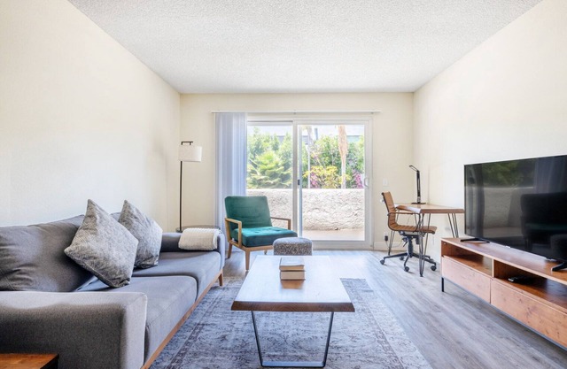 Airy Mar Vista 1BR near shops, 5 min drive to Culver City, by Blueground