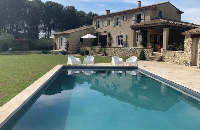 AIX EN PROVENCE: PROVENCAL FARMHOUSE WITH PRIVATE POOL FOR 8 PEOPLE.