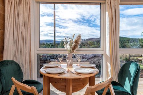 Alba - Charming boutique forest view cabin with hot tub in Ballater