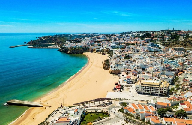 Albufeira Central 1 by Homing