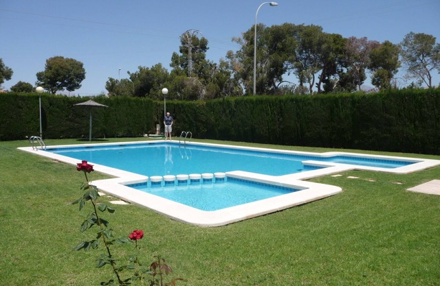 Alicante 3 bedroom apartment with swimming pool, near the beach, WIFI, French TV