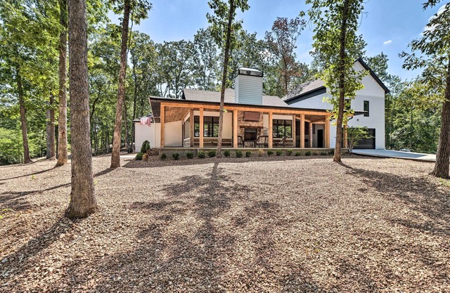 All-Encompassing Lakehouse w/Modern Accents!