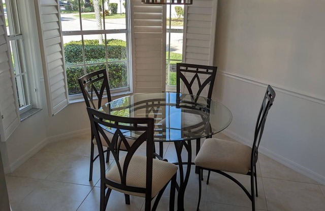All new inside. 1 mile to beach. Gated comunity with pool/tennis courts. Quiet.