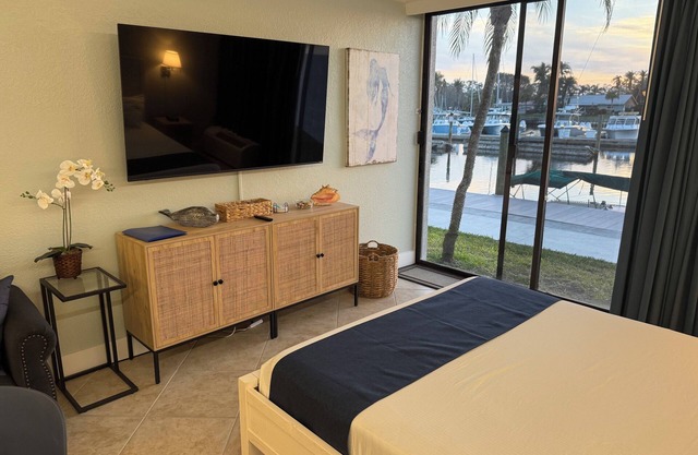 ALL-NEW Waterfront Room, Heated Pool, Tiki Bar/Grill