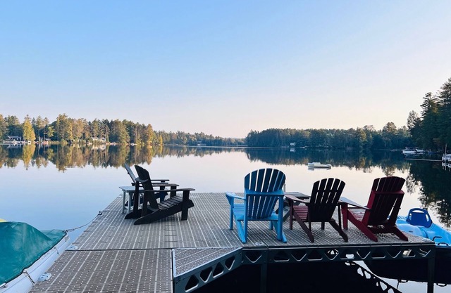 All-season Lakefront Escape w/4 bedrooms and hot tub