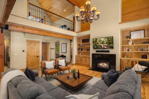All-Season Suncadia Home Hot Tub and Heated Patio