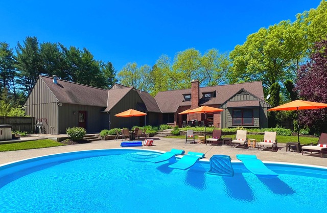 ALLEGAN ACRES 3Acres,Pool,HotTub,6Bdrm,3Bath,2Fireplaces,FirePit,PingPong,Events