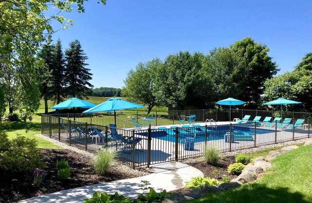 ALLEGAN ORCHARDS Sleeps25,Pool,HotTub,3Acres, Fireplce,FirePit,PoolTable,PingPng
