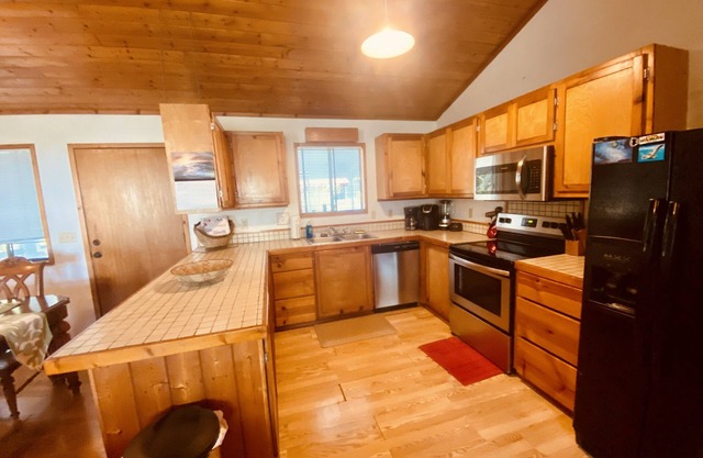 Aloha Hideaway Retreat in Hawaiian Beaches . Walking distance to the ocean!