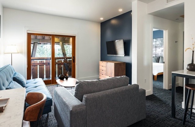 Alpine Adventure Awaits: 2 Comfy Rooms Near Lake Tahoe - Pets Welcome!