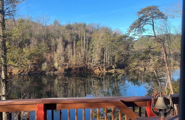 Alpine Lake House, Waterfront/Private Dock, Hot Tub, Kid/Pet Friendly