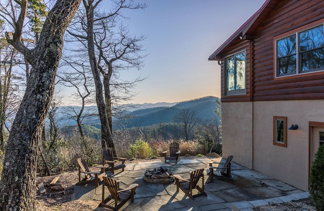 Alpine Vista - Blowing Rock Cabin with hot tub, Theater, Sauna, Views