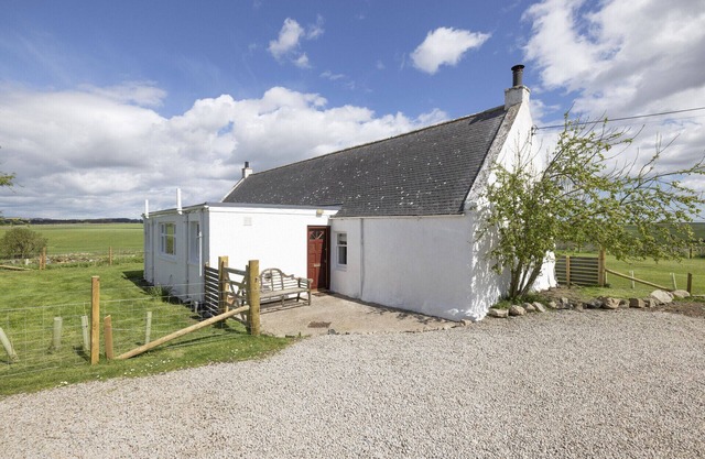 ALTIDO Gorgeous Cottage with Garden & Great Views
