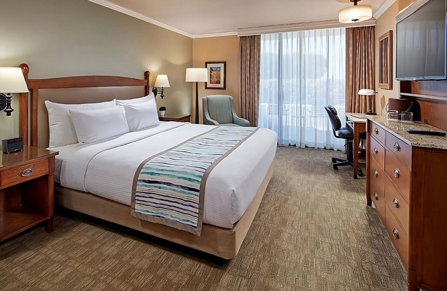 Always a Great Idea To Unwind! Beach Access, Heated Pool, Private Parking!