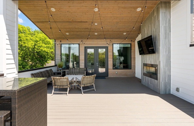 Always A Guest Favorite! Luxury 3 Level Home+ HUGE Rooftop Deck w/TV, fireplace!