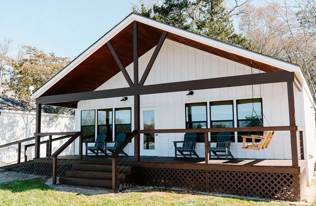 Amazing 2 BR Near Round Top Sleeps 6