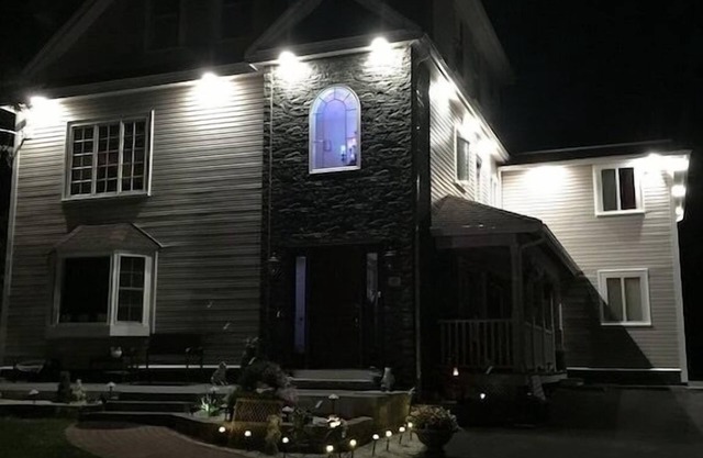 Amazing 3 bedroom apt. with porch & 1.8 miles away from Beach.