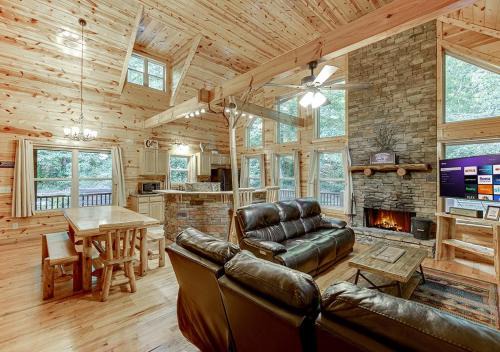 Amazing 4 Bed Family Cabin w Game Room