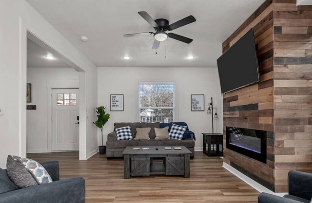 Amazing 6 bdrm Home/Downtown KC/Near Plaza/UMKC