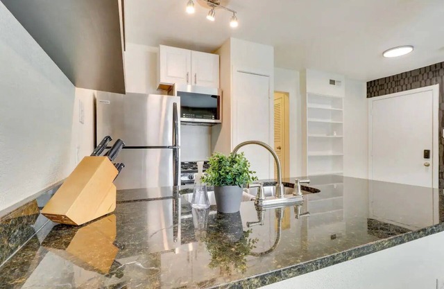 Amazing and Modern 1Bd/1Ba Apt Close to UT & DTn