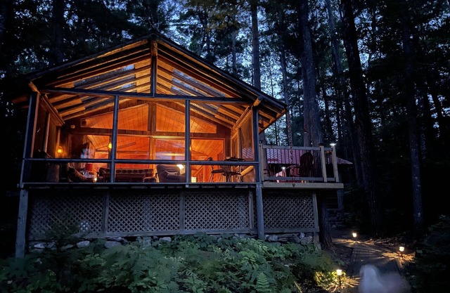 Amazing Canadiana 4 Bedroom log Cottage.