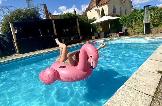 Amazing Farmhouse only 21 miles from London with pool, hot tub, games room!
