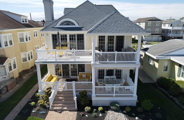 Amazing Gold Coast Beach Block Property! 5 Bed 5 Bath