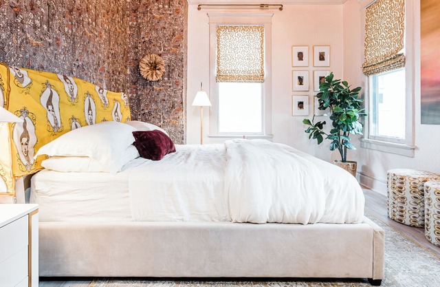 Amazing HGTV Designer King bedrm unit with zero gravity bed and king sofa bed