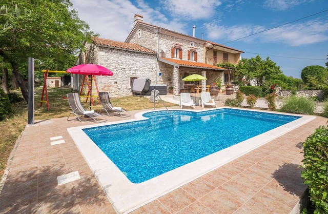 Amazing home in Erzisce with jacuzzi