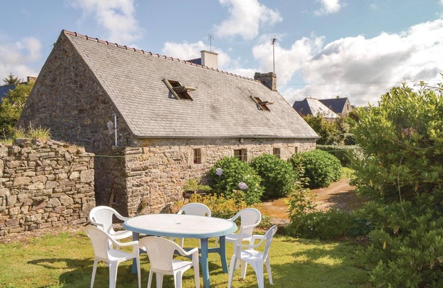Amazing home in Plozevet with kitchen