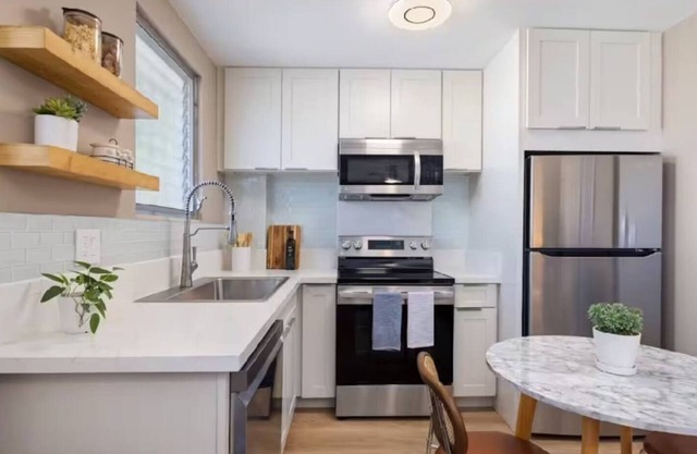 Amazing & Modern Honolulu Haven, Renovated w/AC