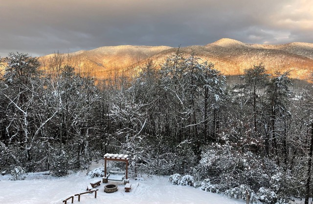 Amazing Mountain Views, Hot Tub, Arcade, Pool Table, Shuffleboard, Firepit