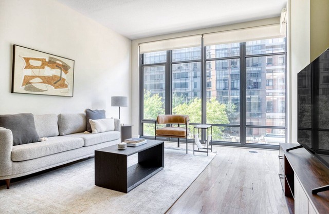 Amazing Mt Vernon 1BR w/Pool, W/D & Gym, near Chinatown, by Blueground