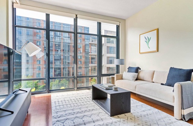 Amazing Mt Vernon Studio w/Pool, W/D & Gym, near Metro, by Blueground