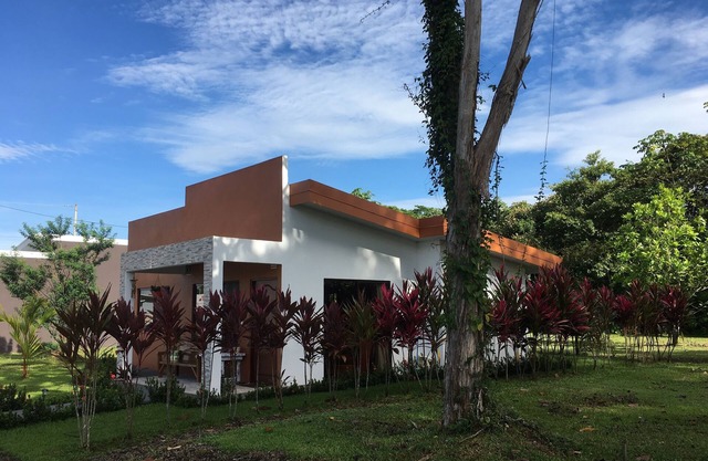 Amazing private Bungalow close to Manuel Antonio Beach & Park & Downtown Quepos