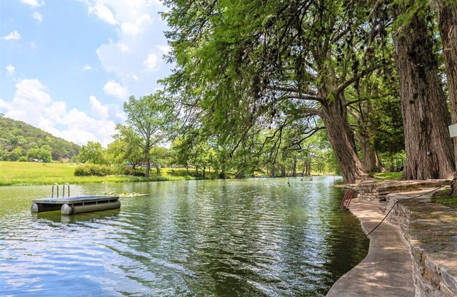Amazing Private Riverfront! Rope swing, floating and concrete Dock! Sleeps 10!