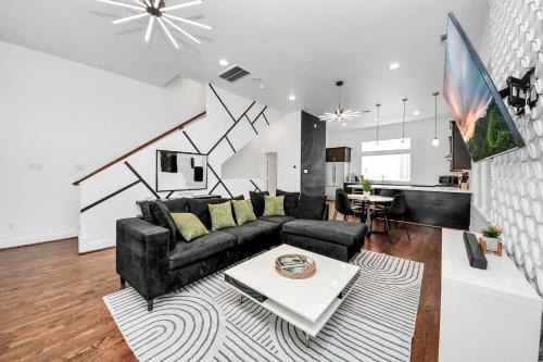 AMAZING ROOFTOP! DOWNTOWN SKYLINE VIEWS! SLEEPS 15